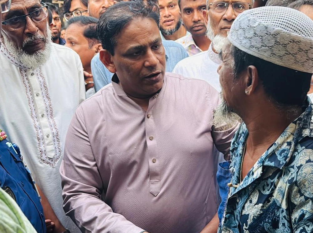 প্রতিবন্ধী জলিলের ঘরে চুরি, খবর পেয়ে পাশে দাঁড়ালেন এমপি খোকন