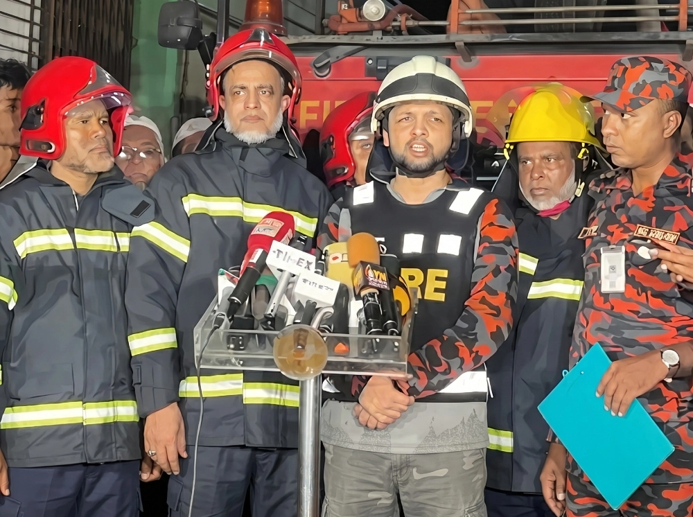 চকবাজারে আগুন নেভাতে গিয়ে অসুস্থ ২ ফায়ারকর্মী, হাসপাতালে ভর্তি