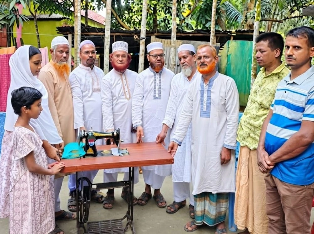 বিএনপি নেতার বিধবা স্ত্রীকে জামায়াতের সেলাই মেশিন উপহার