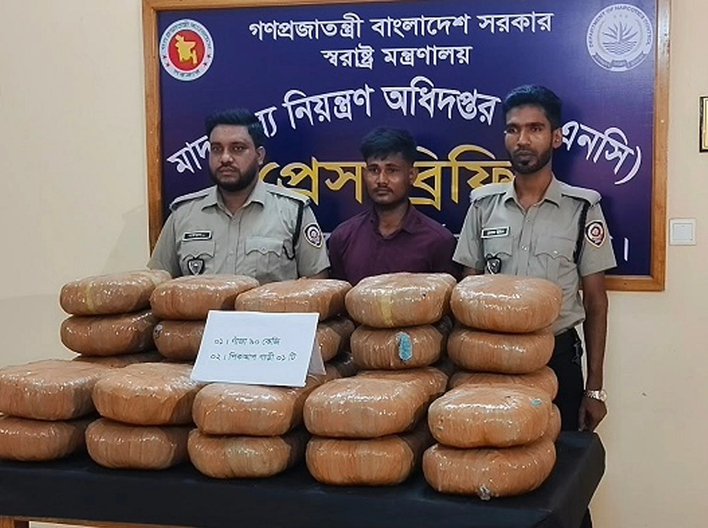 পিকআপের গোপন চেম্বারে মিলল ৯০ কেজি গাঁজা, গ্রেফতার ১
