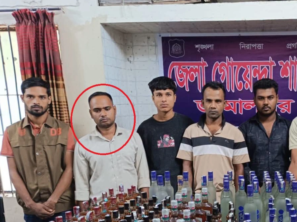 ভারতীয় মদসহ ছাত্রদল নেতা গ্রেফতার