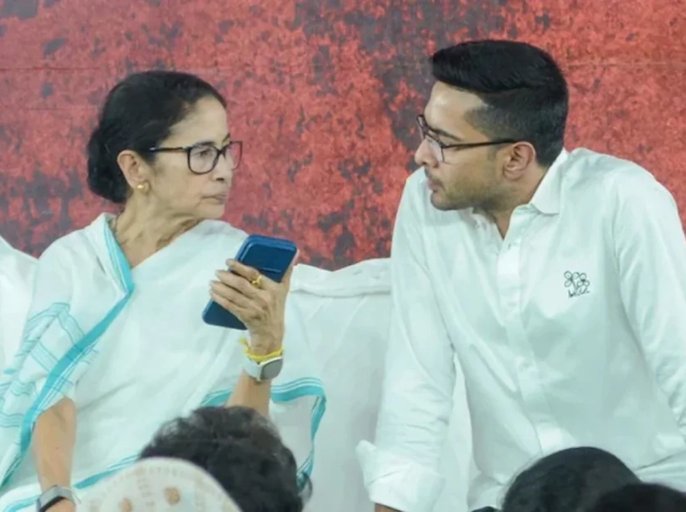 দলে ফিরতে বিদ্রোহী এমপিদের ১৫ দিনের আল্টিমেটাম মমতার