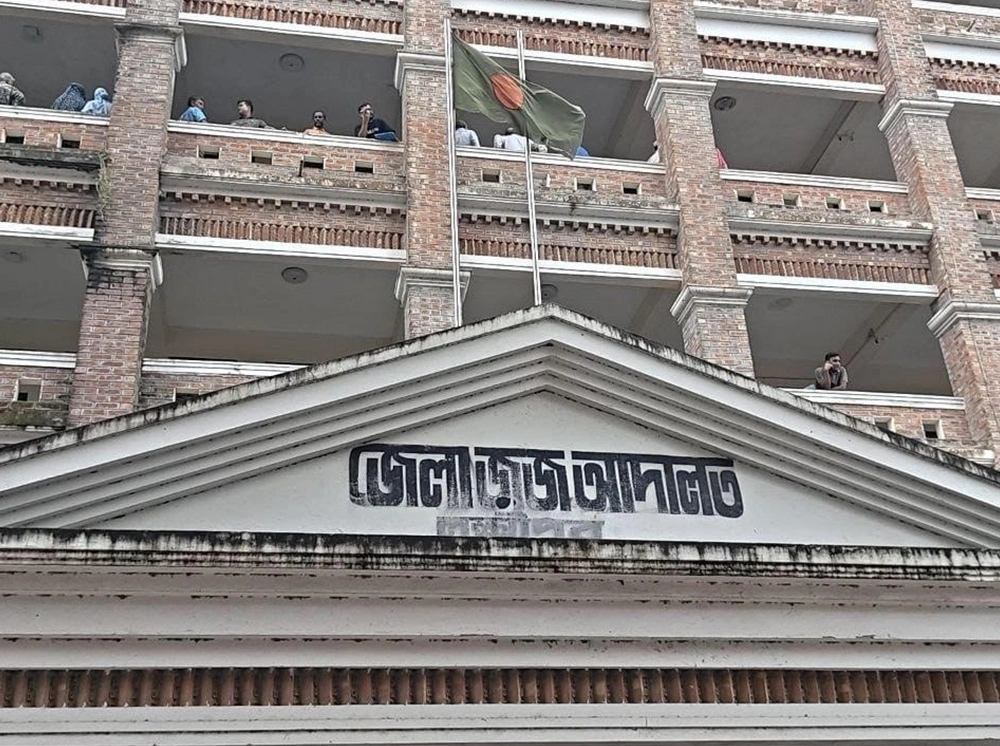 শিক্ষকের নারিকেল-সুপারি লুট করলেন যুবদল নেতা