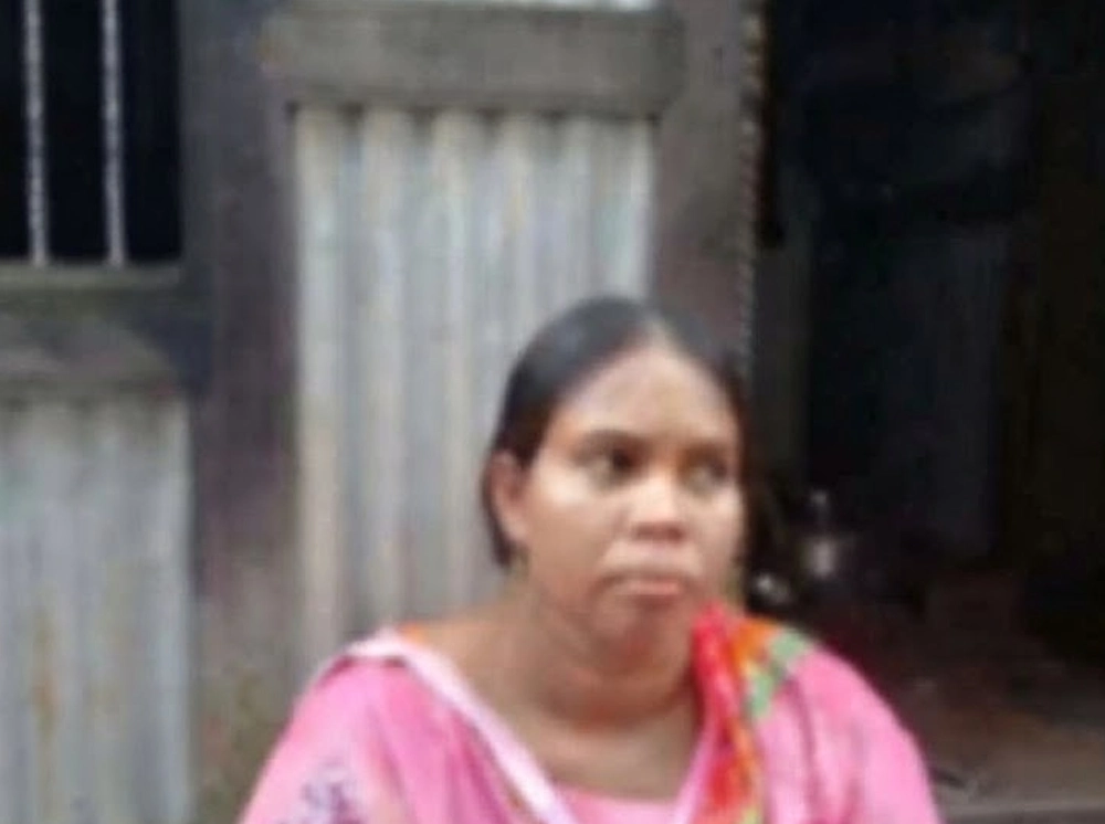 বিয়ের দাবিতে প্রেমিকের বাড়িতে এক সন্তানের মায়ের অনশন