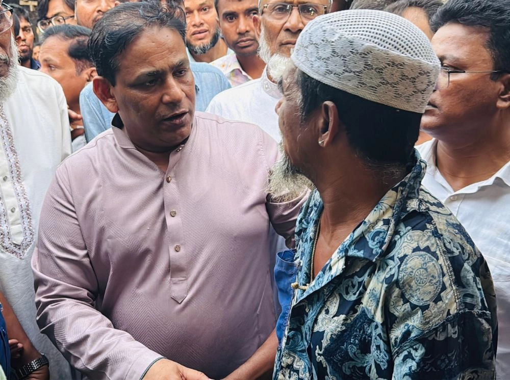 সিঁধ কেটে ভিক্ষুক জলিলের শেষ সম্বলও চুরি, পাশে দাঁড়ালেন এমপি খোকন