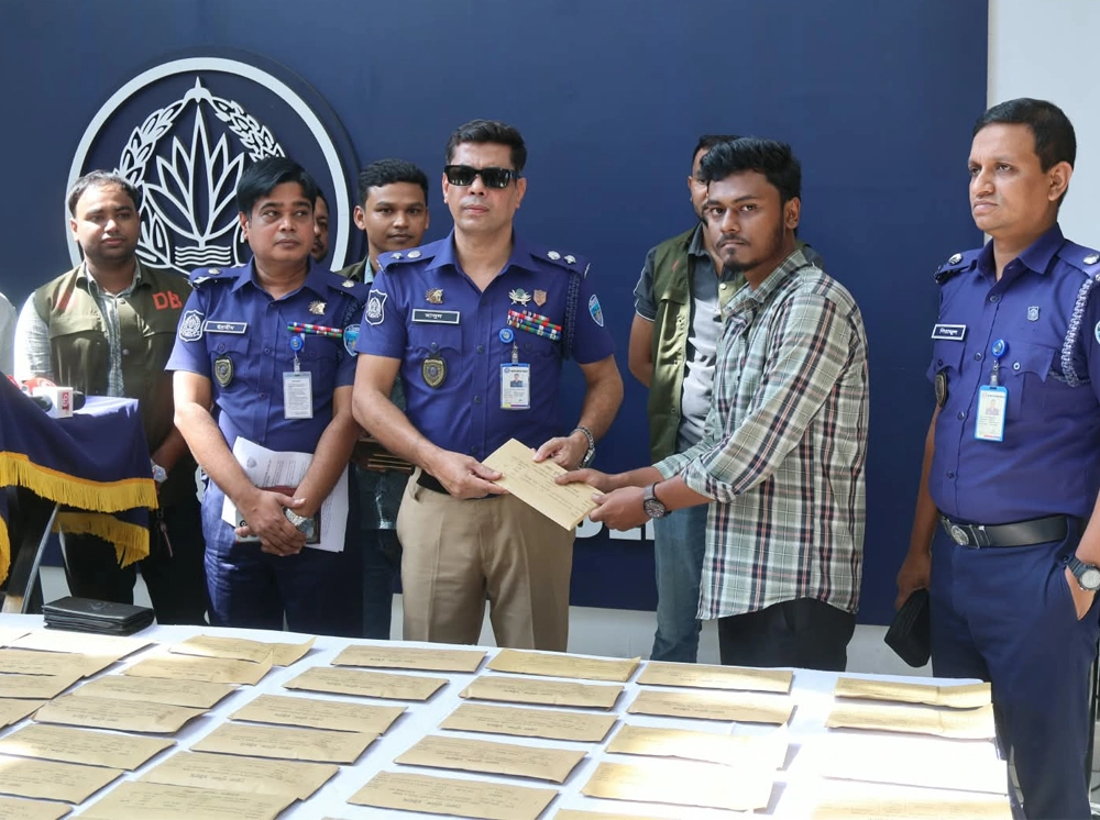 হারানো ১০৭ মোবাইল উদ্ধার করে মালিকদের দিল পুলিশ