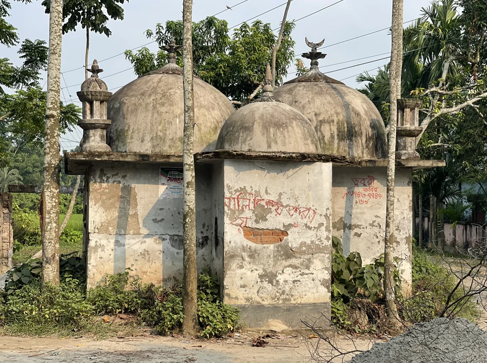 ১ যুগ ধরে পরিত্যক্ত তিন গম্বুজ মসজিদ, বন্ধ আজান-নামাজ