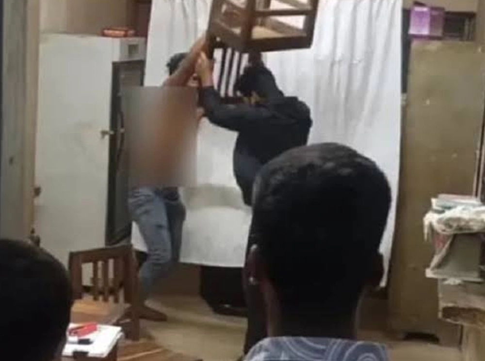 হাসপাতালে ঢুকে স্বেচ্ছাসেবক দল নেতাকে পেটালেন ছাত্রদল নেতা