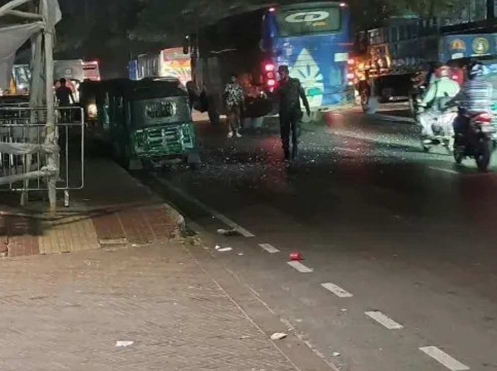 জুলাই গণঅভ্যুত্থান স্মৃতি জাদুঘরের সামনে ককটেল বিস্ফোরণ