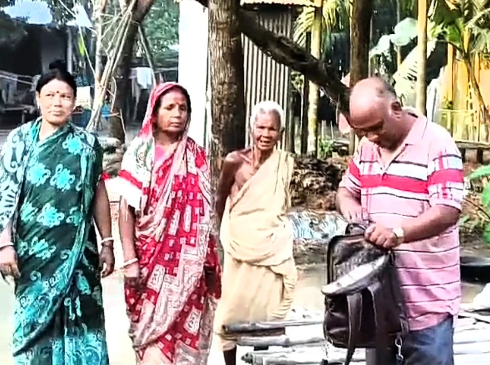 রাস্তার কাজ তদারকির সময় ব্যাগে মিলল টাকা, উপসহকারী প্রকৌশলী আটক
