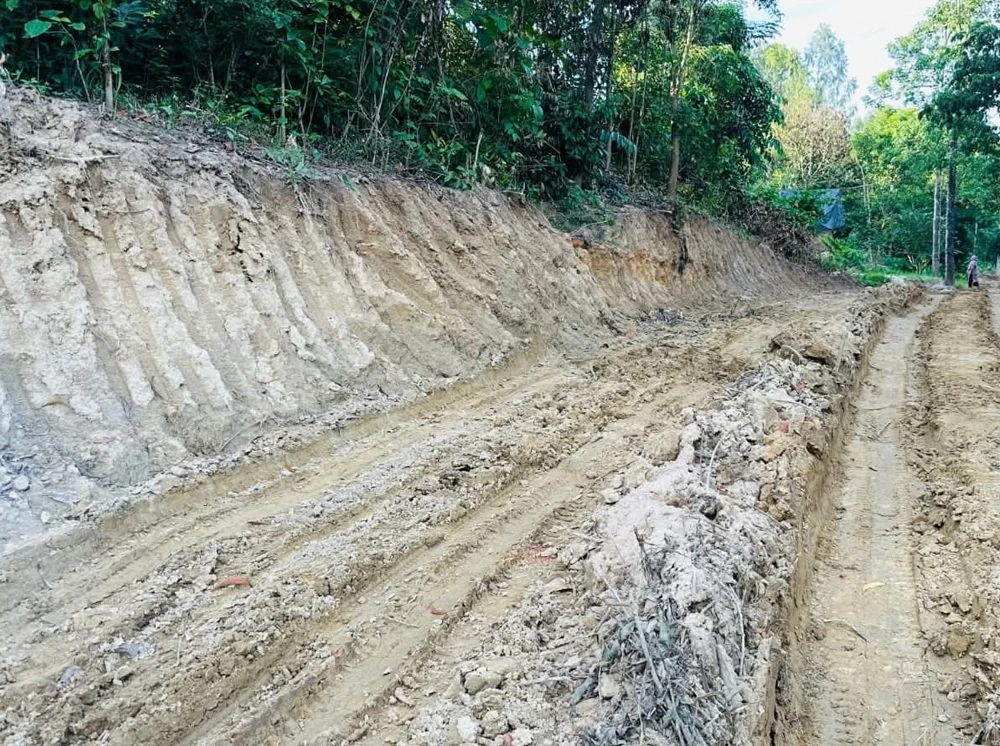 পাহাড়ের বুক চিরে বানানো হচ্ছে সড়ক