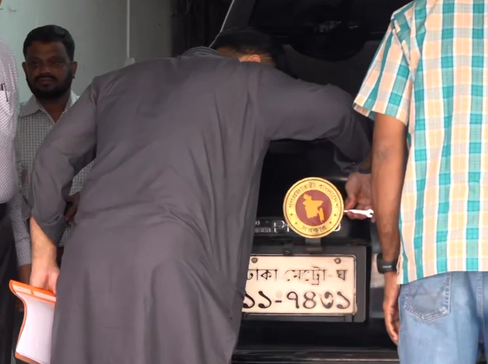 গাড়ি থেকে নিজেই সরকারি লোগো খুললেন ইশরাক