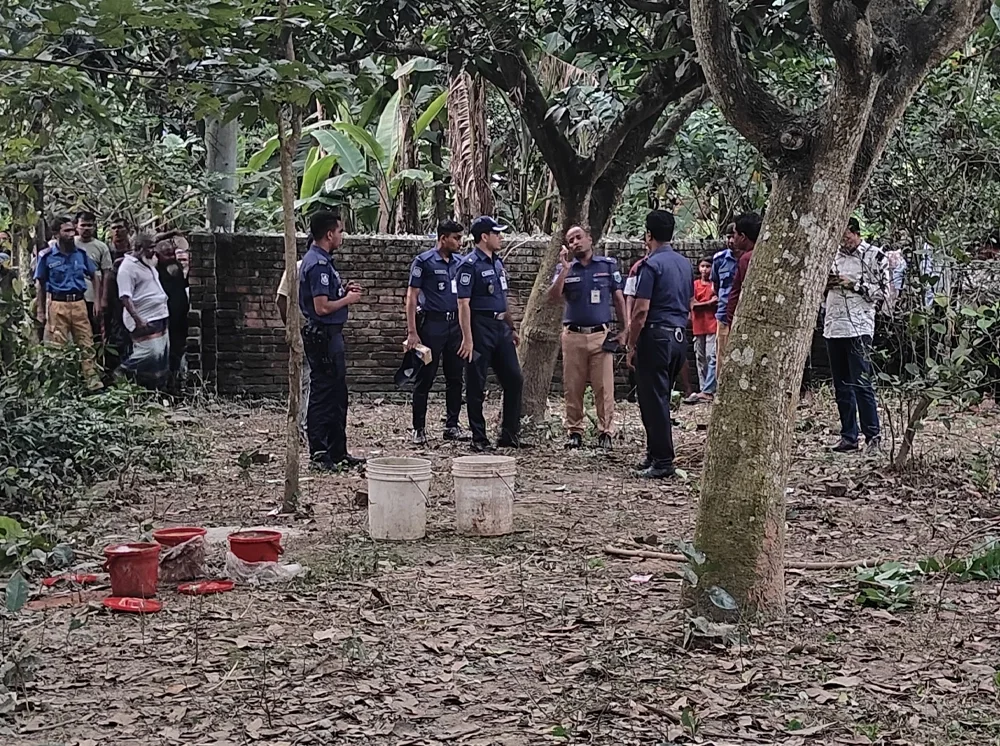 চাঁপাইনবাবগঞ্জে মাটির নিচে মিলল ১৭টি ককটেল