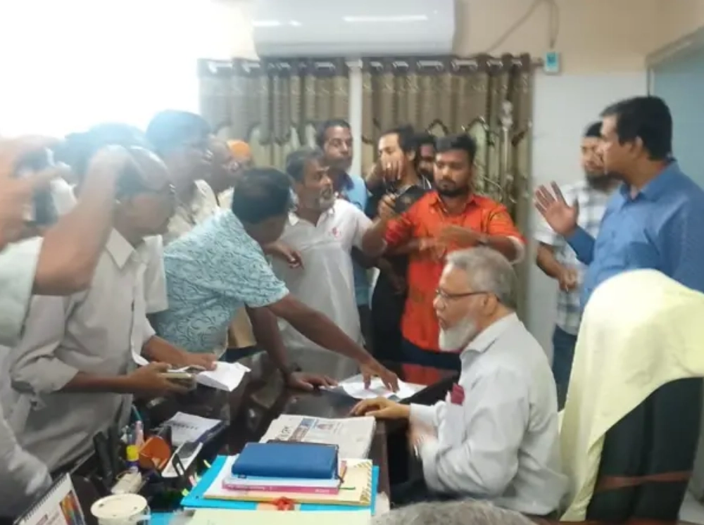 ‘মব’ করে রামেবির উপাচার্যকে পদত্যাগপত্রে সই করানোর অভিযোগ