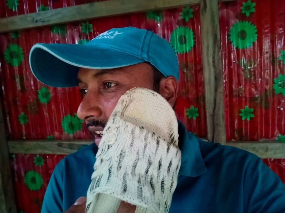 কাঙ্ক্ষিত পদ না পেয়ে নিজের গালে জুতাপেটা ছাত্রদল নেতার