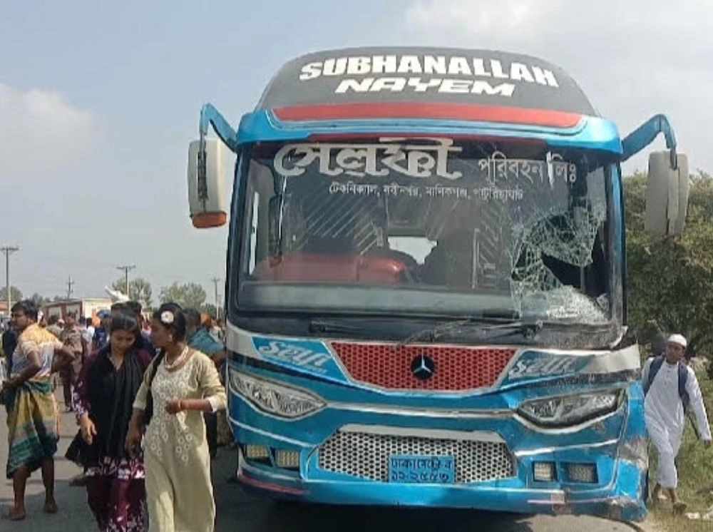 মানিকগঞ্জে বাস-অটোরিকশার মুখোমুখি সংঘর্ষে নিহত ২