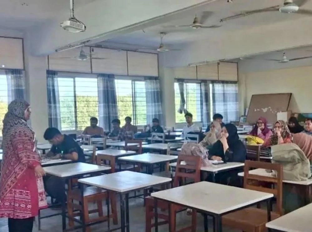 চুয়েটে ৩৫ দিন পর ক্লাসে ফিরলেন শিক্ষার্থীরা