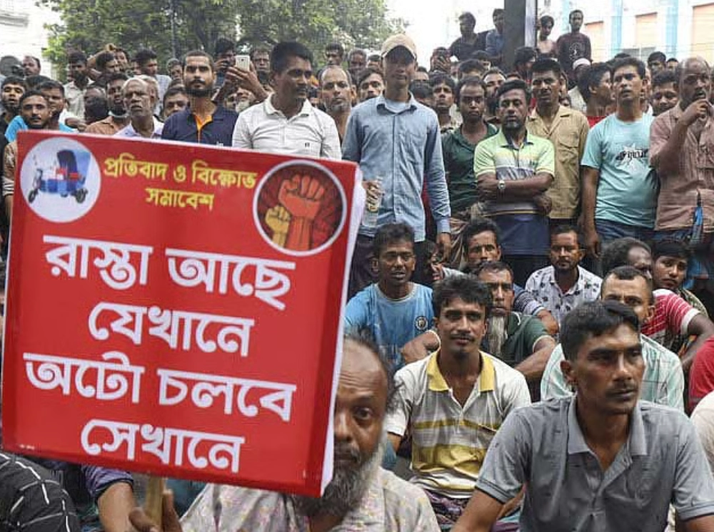 ‘পুলিশি হয়রানি’ বন্ধের দাবিতে ঢাকায় ব্যাটারি রিকশা চালকদের বিক্ষোভ