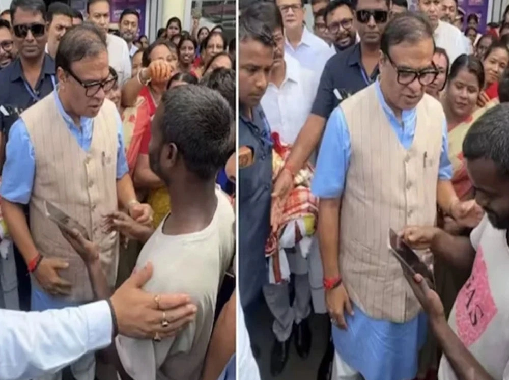 মুখ্যমন্ত্রীর কাছে আইফোন চাইলেন যুবক, ভিডিও ভাইরাল