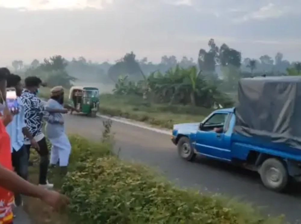 গাড়ির পাশে যুবলীগের মিছিল, বাধা না দেওয়ায় ৪ পুলিশ ক্লোজড