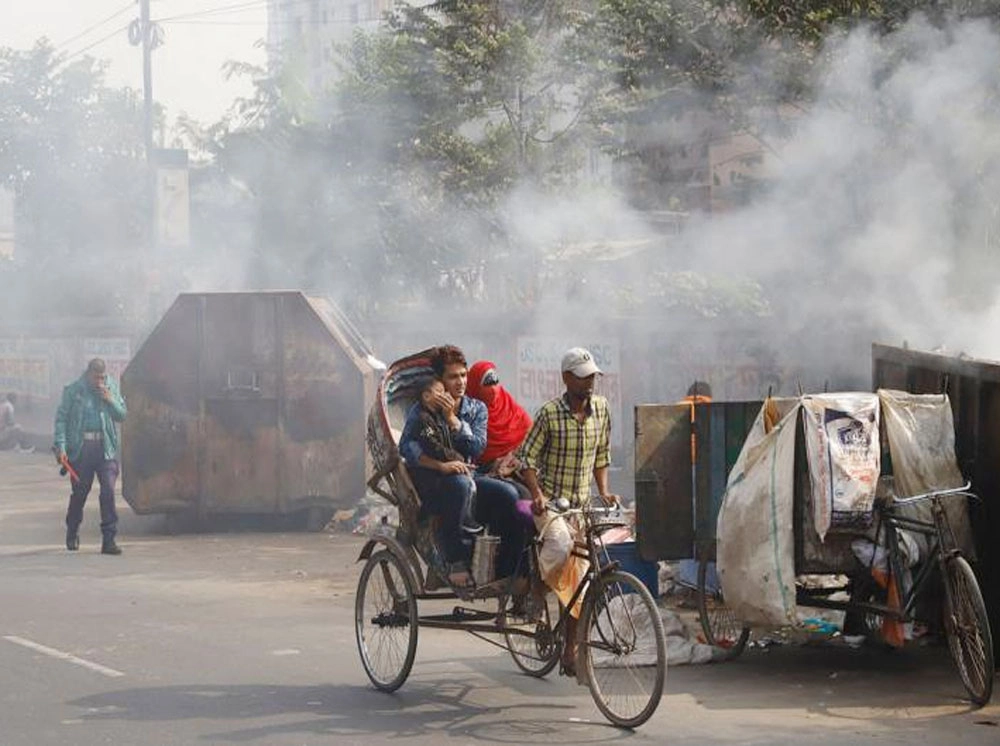 দূষিত শহরের তালিকায় শীর্ষে লাহোর, ঢাকার অবস্থান কত