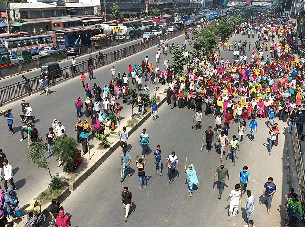 উত্তরায় পোশাক শ্রমিকদের সড়ক অবরোধ, যান চলাচল বন্ধ