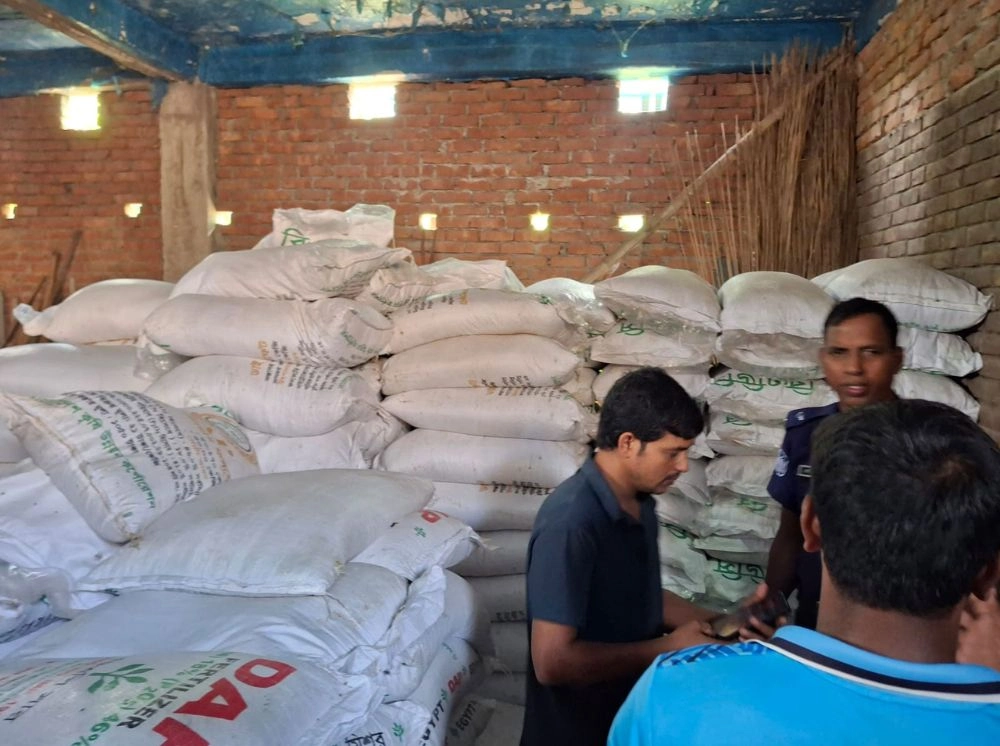 জব্দ করে থানায় নেওয়া ৯১২ বস্তা সার নামমাত্র মূল্যে বিক্রির অভিযোগ