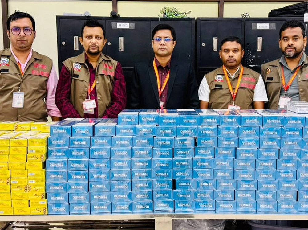 শাহজালাল বিমানবন্দরে ৩ যাত্রীর ব্যাগ থেকে ৬৩১ কার্টন সিগারেট আটক