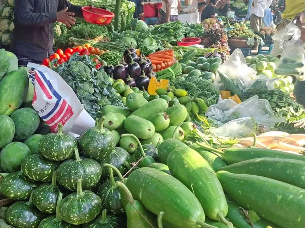 বাজারে শীতের সবজি, দাম কেমন