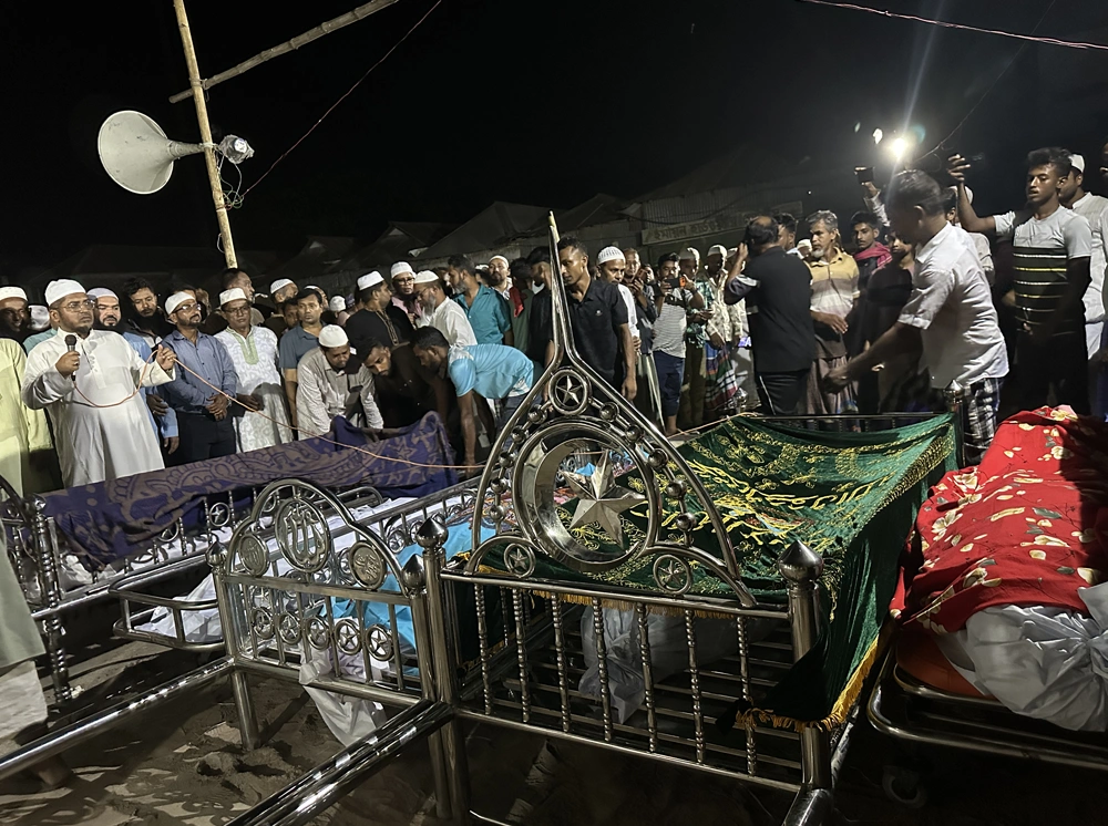 এক দুর্ঘটনায় ৫ জনের মৃত্যু, এক জানাজায় দাফন