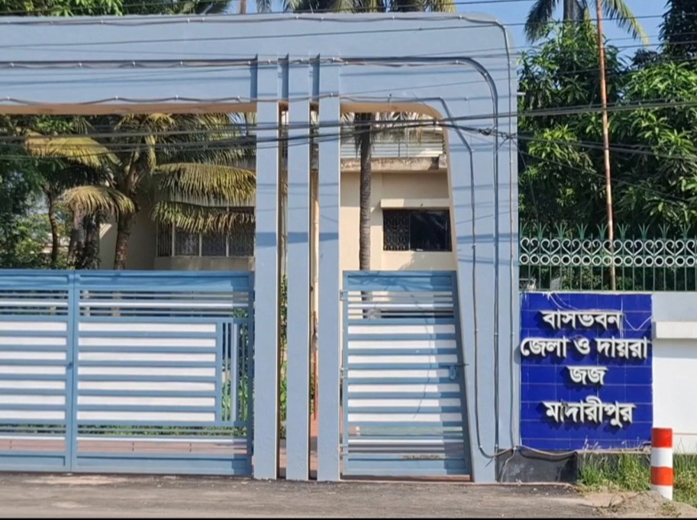 বিচারকের বাসভবনের সামনে একাধিক ককটেল বিস্ফোরণ