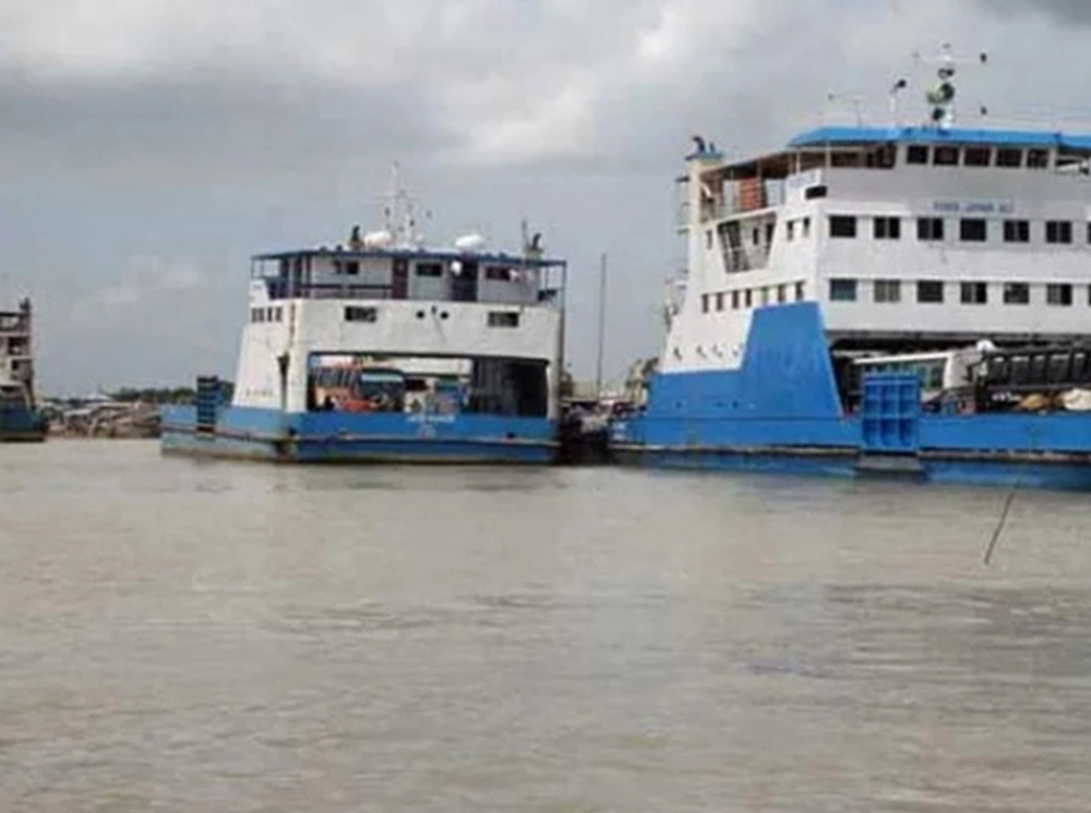 পাটুরিয়া-দৌলতদিয়া নৌ-পথে ফেরি চলাচল বন্ধ