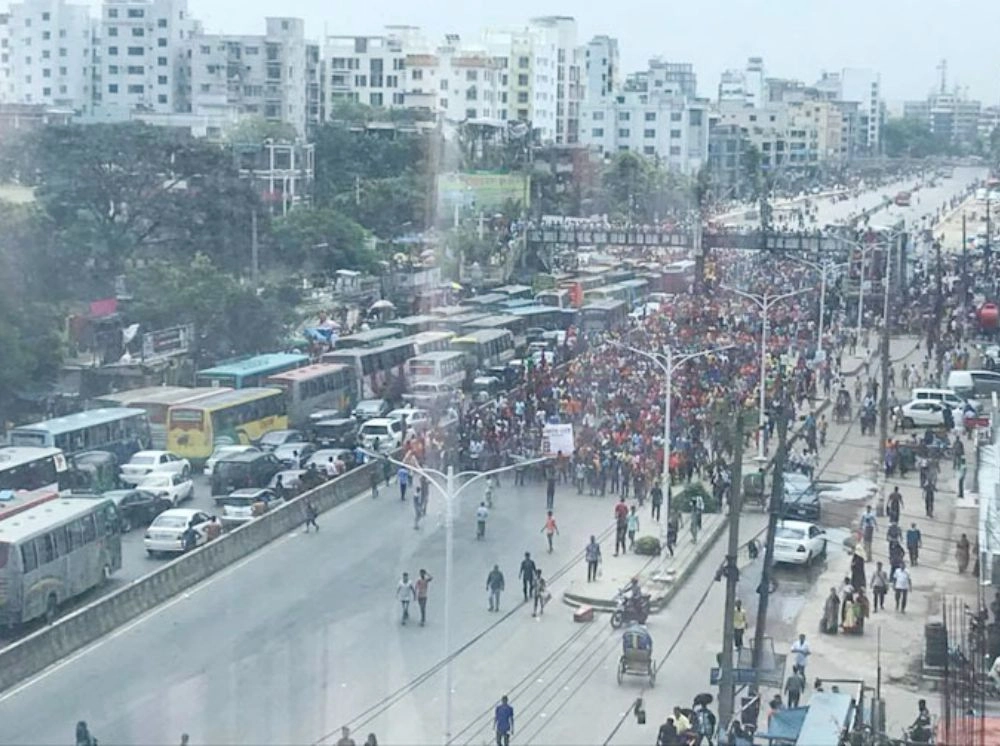 রাজধানীতে সড়ক অবরোধ, তীব্র যানজটে ভোগান্তি