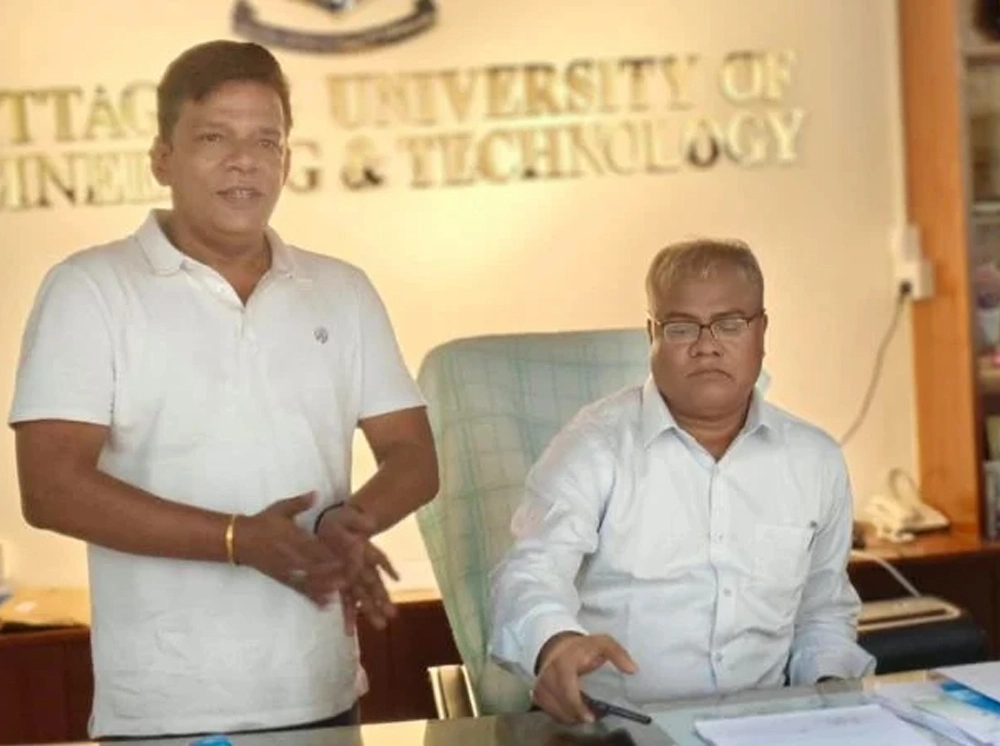 ছাত্রদল নেতাদের সাথে নিয়ে তালা ভেঙে নিজ দফতরে ঢুকলেন চুয়েটের নতুন উপাচার্য