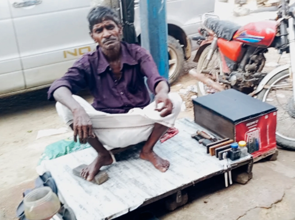 ৫৫ বছর ধরে জুতা সেলাই, দুর্গাপূজায় কাপড় জোটেনি নিঃসন্তান ধাসুর দাশের