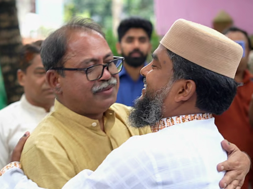 পরাজিত জামায়াত প্রার্থীর বাড়িতে ফুল নিয়ে মির্জা ফয়সল