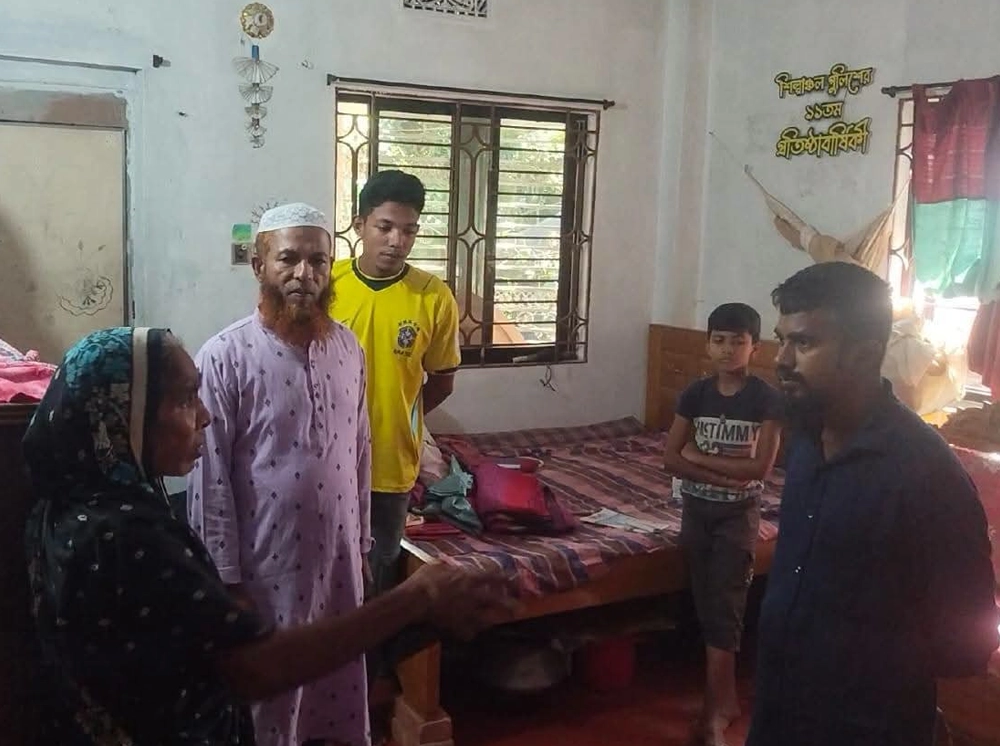 অস্ত্রের মুখে জিম্মি করে অবসরপ্রাপ্ত সহকারী পুলিশ সুপারের বাড়িতে ডাকাতি