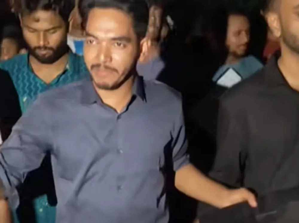 সিসিটিভির হার্ডডিস্ক সাংবাদিকদের হাতে তুলে দিলেন রাবি প্রভোস্ট