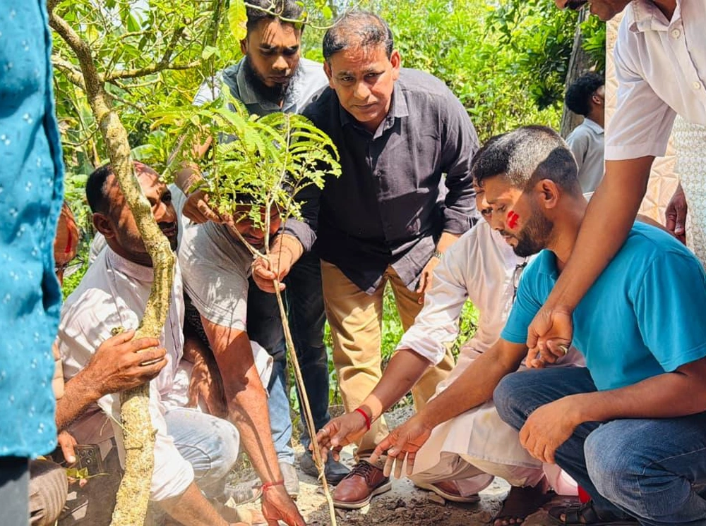মাদারীপুরে পূজামণ্ডপ পরিদর্শন শেষে বৃক্ষরোপণ করলেন এমপি খোকন