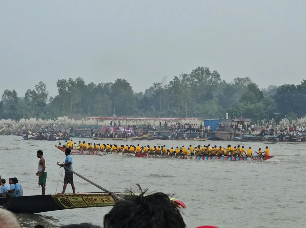 কালীগঙ্গায় নৌকাবাইচ দেখতে লক্ষাধিক মানুষের ঢল