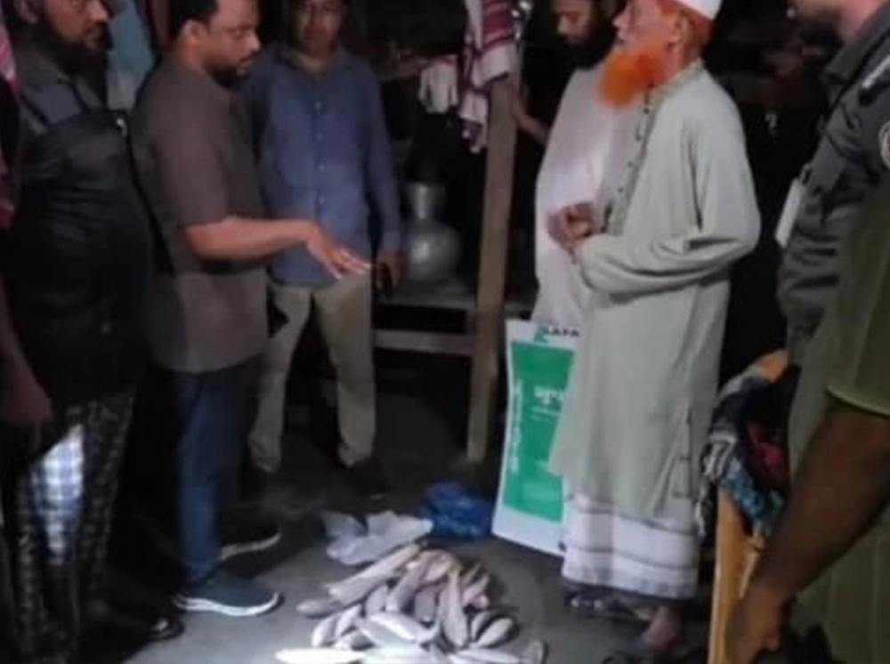 এতিমখানার ইলিশ বাড়িতে নেওয়ায় দুইজনকে ৮০ হাজার টাকা জরিমানা