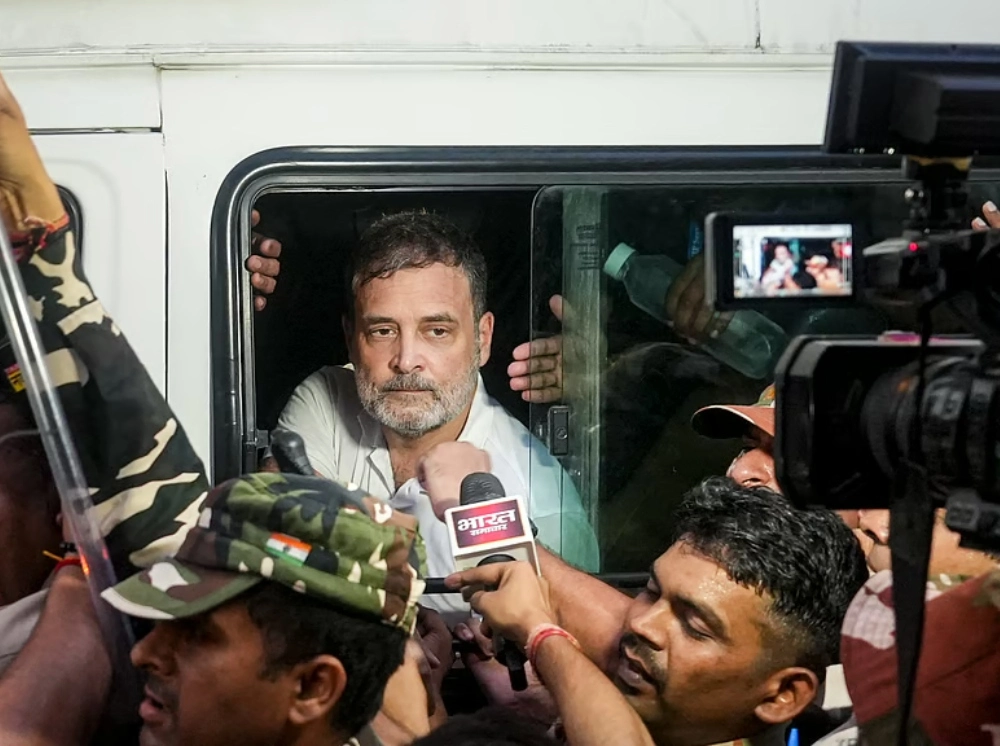 দুদিনের ব্যবধানে তৃতীয় দফায় আটক রাহুল-প্রিয়াঙ্কা