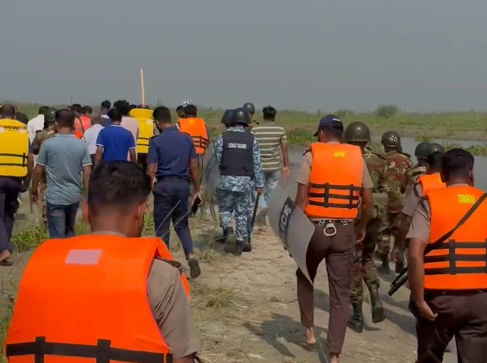 পদ্মায় মা ইলিশ রক্ষা অভিযানে হামলা, আটক ৪৫