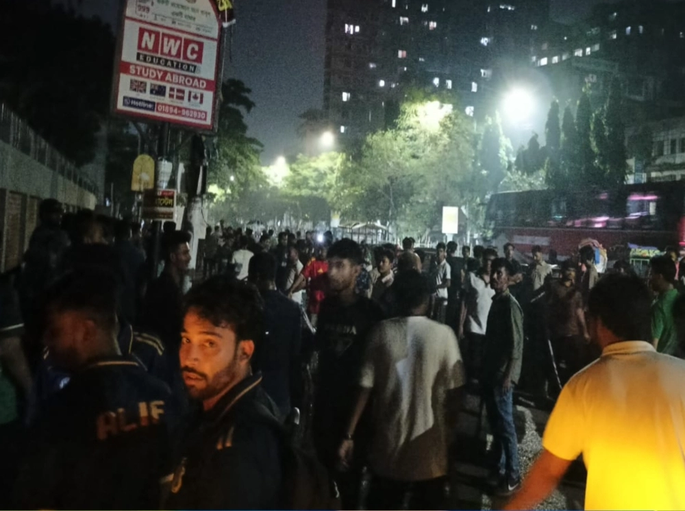 মধ্যরাতে ঢাকা কলেজ শিক্ষার্থী-হোস্টেল কর্তৃপক্ষের মধ্যে উত্তেজনা