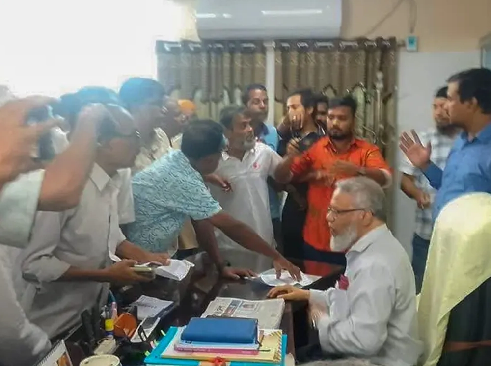 ‘আ. লীগের দোসর’ বলে রামেবির ভিসিকে জোর করে পদত্যাগপত্রে স্বাক্ষরের ঘটনায় গ্রেফতার ১