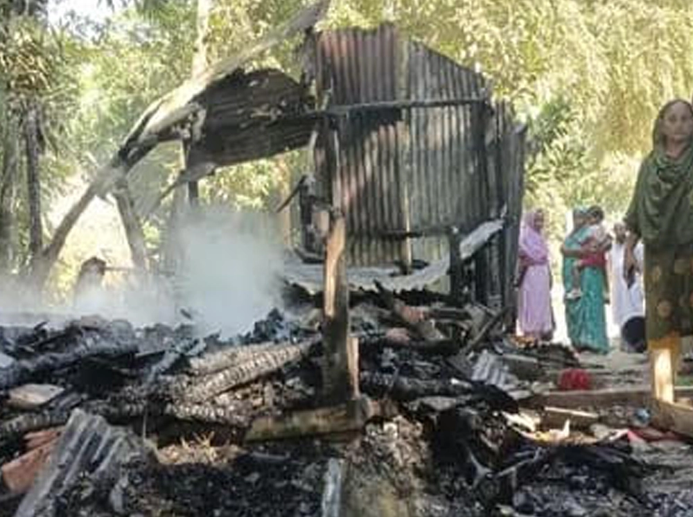 মাদারীপুরে মসজিদ কমিটির পদ নিয়ে বিরোধ, ৭ বাড়িতে আগুন