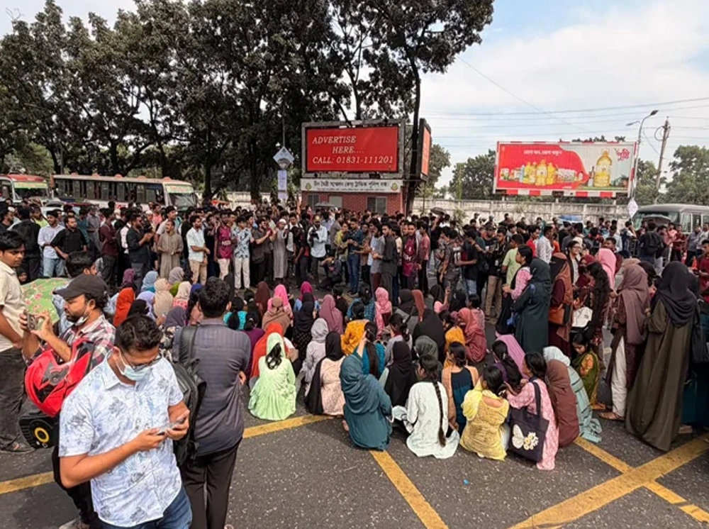 সচিবালয় স্থানান্তরের প্রতিবাদে শেকৃবি শিক্ষার্থীদের সড়ক অবরোধ