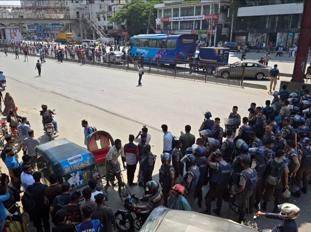 বেতন বৃদ্ধির দাবিতে উত্তরায় পোশাক শ্রমিকদের সড়ক অবরোধ