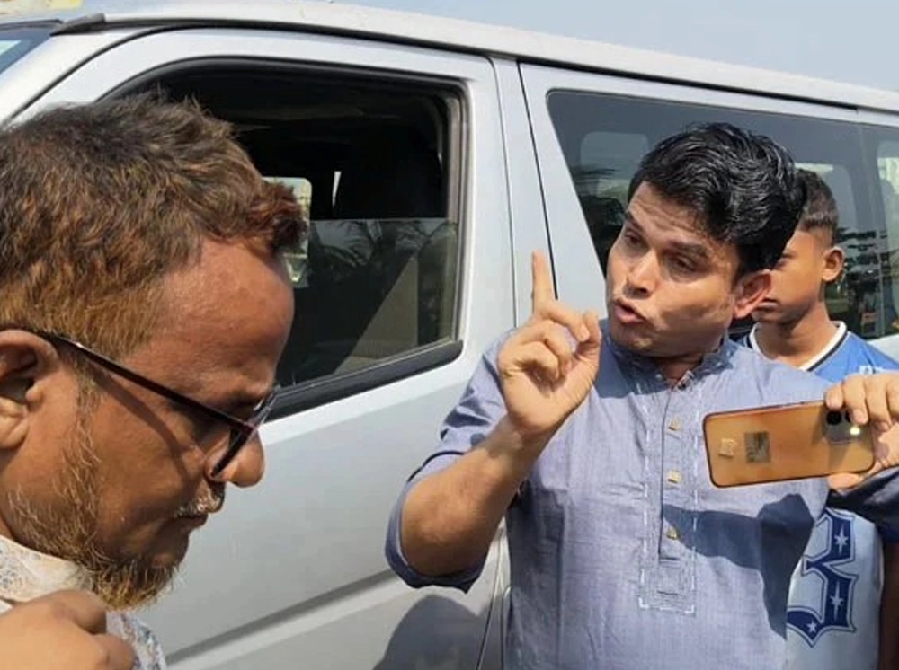 সাংবাদিকদের গাড়ি আটকে এমপির ভাতিজা পরিচয়ে চাঁদা দাবি