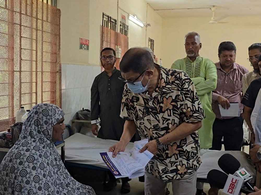 কুমিল্লায় স্বাস্থ্য কমপ্লেক্সে স্বাস্থ্যমন্ত্রীর আকস্মিক পরিদর্শন, ৫ চিকিৎসকের বিরুদ্ধে ব্যবস্থার নির্দেশ